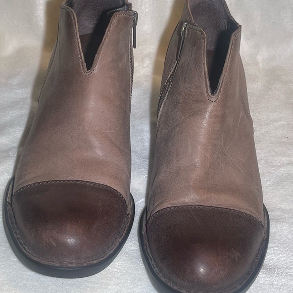 Born two tone women’s Leather Ankle Boots size 9 main image 6